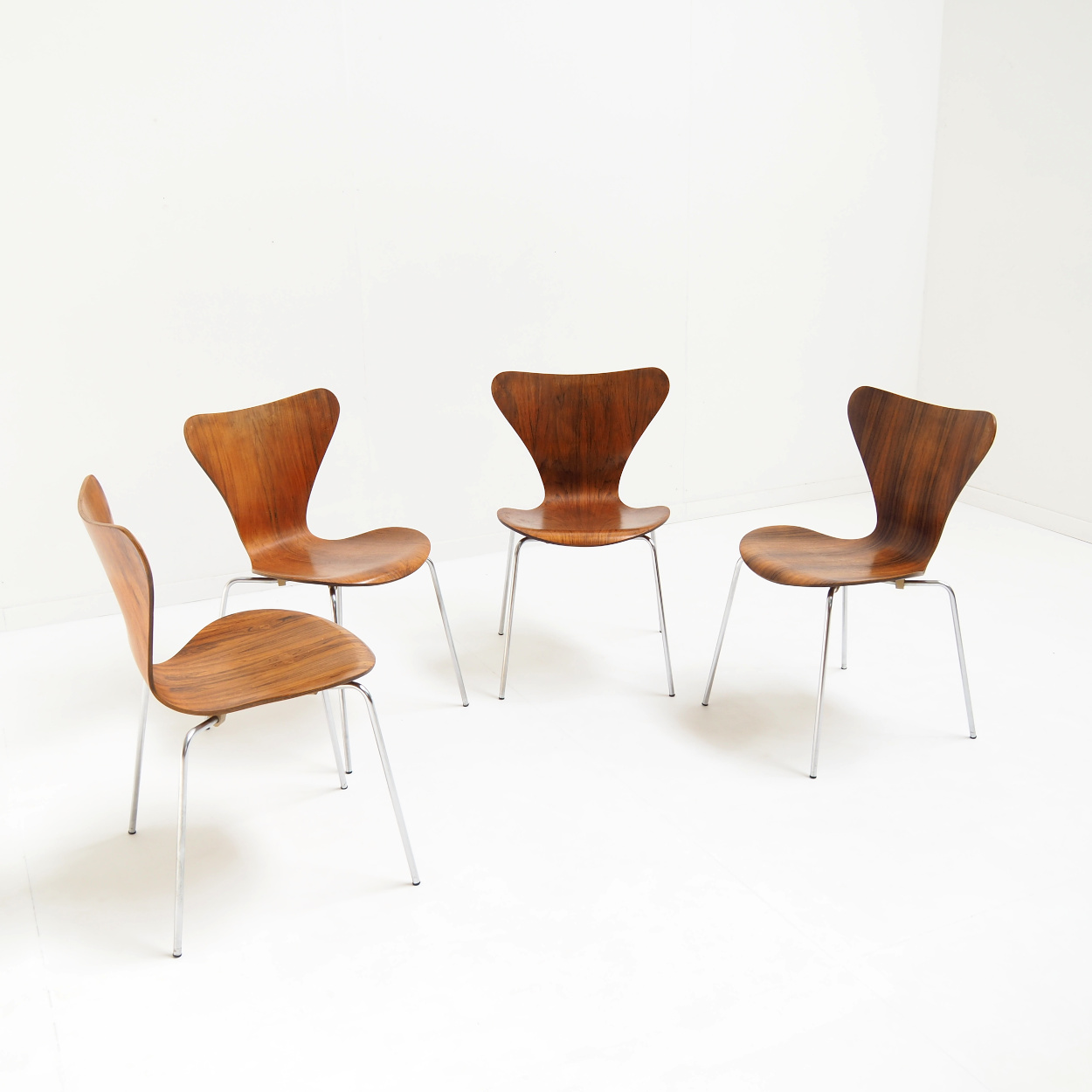 Set of 2!! model No. 3107 chairs by Arne Jacobsen for Fritz Hansen 